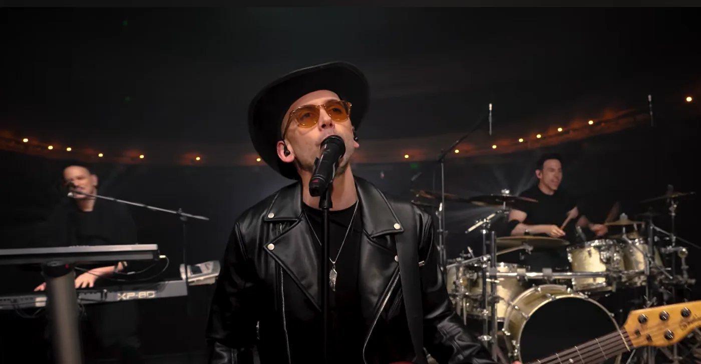 Álvaro Rabaquino at the microphone with Fede Rabaquino and the band behind him during Opening Night.